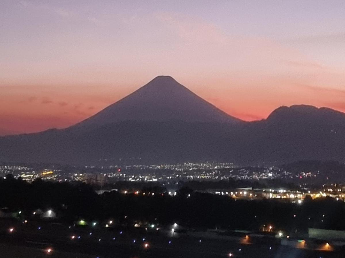 Amazing Volcano Views In Front Of Airport Guatemala-Stad Buitenkant foto
