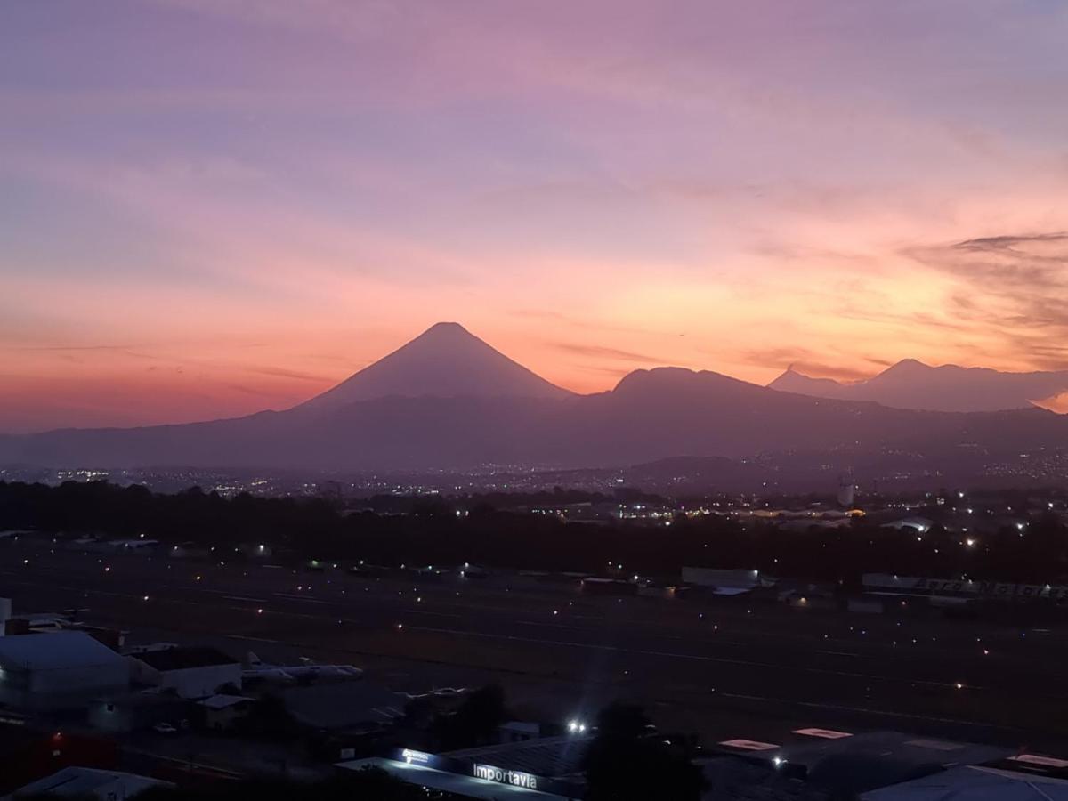 Amazing Volcano Views In Front Of Airport Guatemala-Stad Buitenkant foto