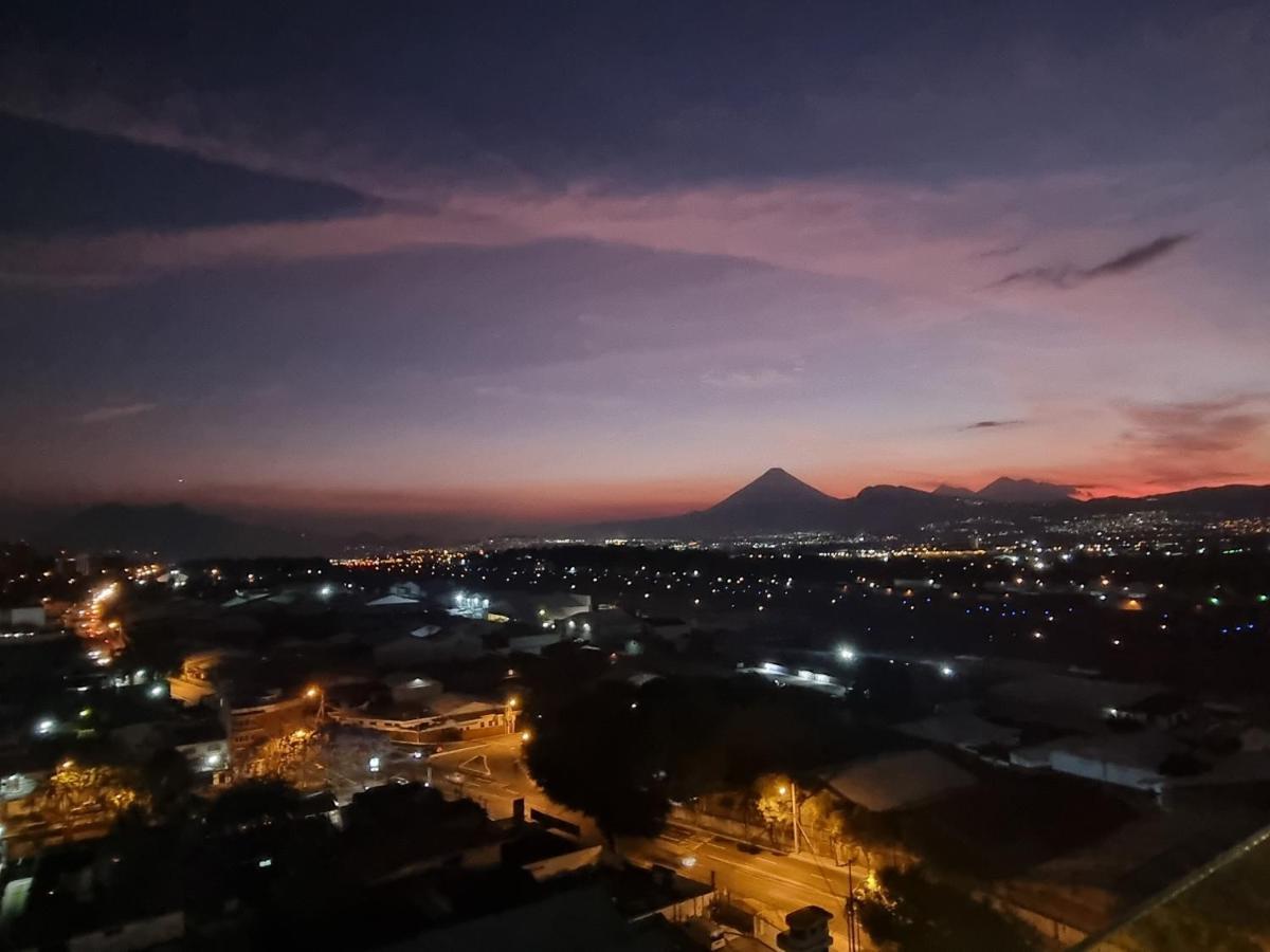 Amazing Volcano Views In Front Of Airport Guatemala-Stad Buitenkant foto