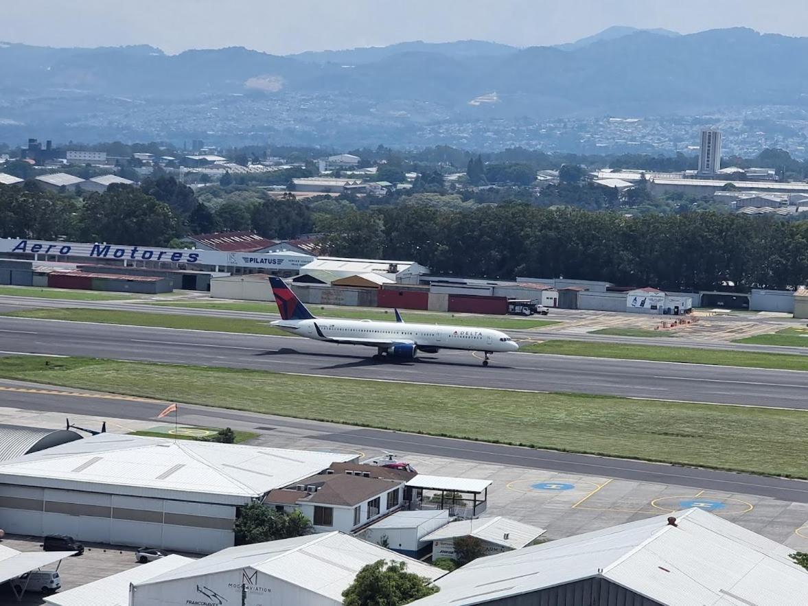 Amazing Volcano Views In Front Of Airport Guatemala-Stad Buitenkant foto