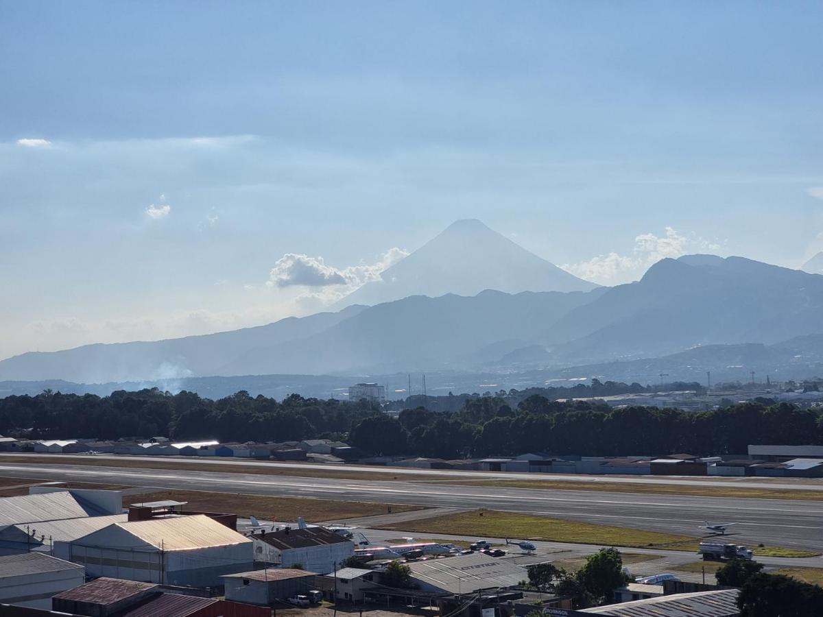 Amazing Volcano Views In Front Of Airport Guatemala-Stad Buitenkant foto