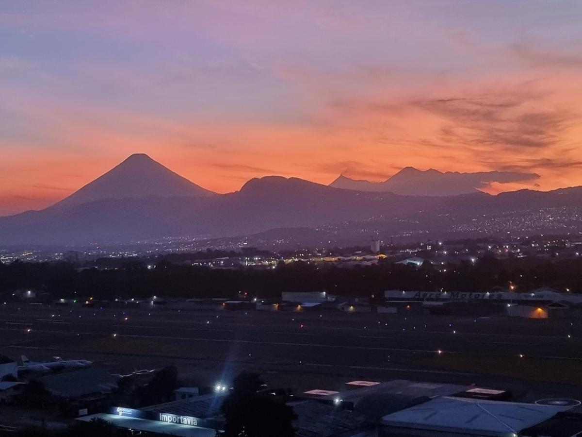Amazing Volcano Views In Front Of Airport Guatemala-Stad Buitenkant foto