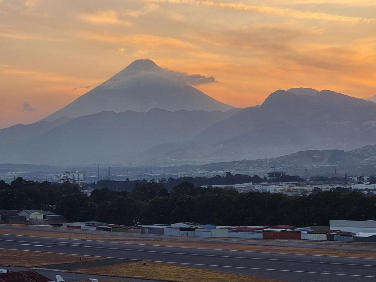 Amazing Volcano Views In Front Of Airport Guatemala-Stad Buitenkant foto