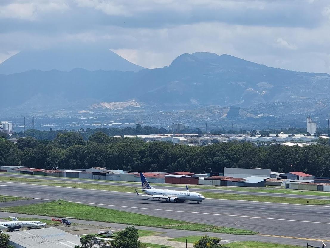 Amazing Volcano Views In Front Of Airport Guatemala-Stad Buitenkant foto