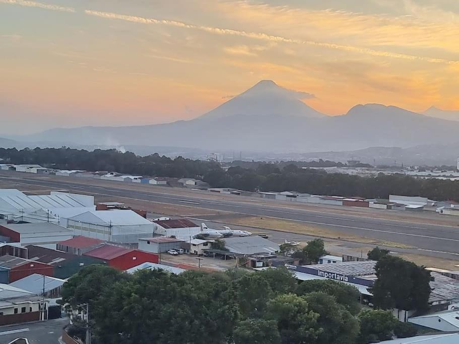 Amazing Volcano Views In Front Of Airport Guatemala-Stad Buitenkant foto