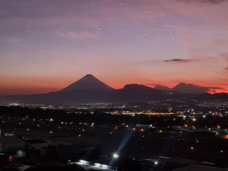 Amazing Volcano Views In Front Of Airport Guatemala-Stad Buitenkant foto
